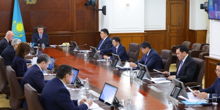БАҒА БЕЙ-БЕРЕКЕТ ӨСІП БАРАДЫ: ҮКІМЕТ НАРЫҚТЫ ҚАТАҢ БАҚЫЛАУҒА АЛМАҚ