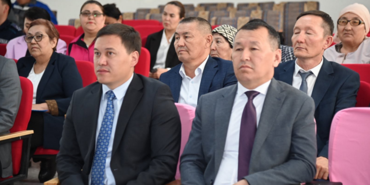 ШУ АУЫЛДЫҚ ОКРУГІНІҢ ДАМУ ЖОСПАРЛАРЫ ТҰРҒЫНДАРМЕН ТАЛҚЫЛАНДЫ