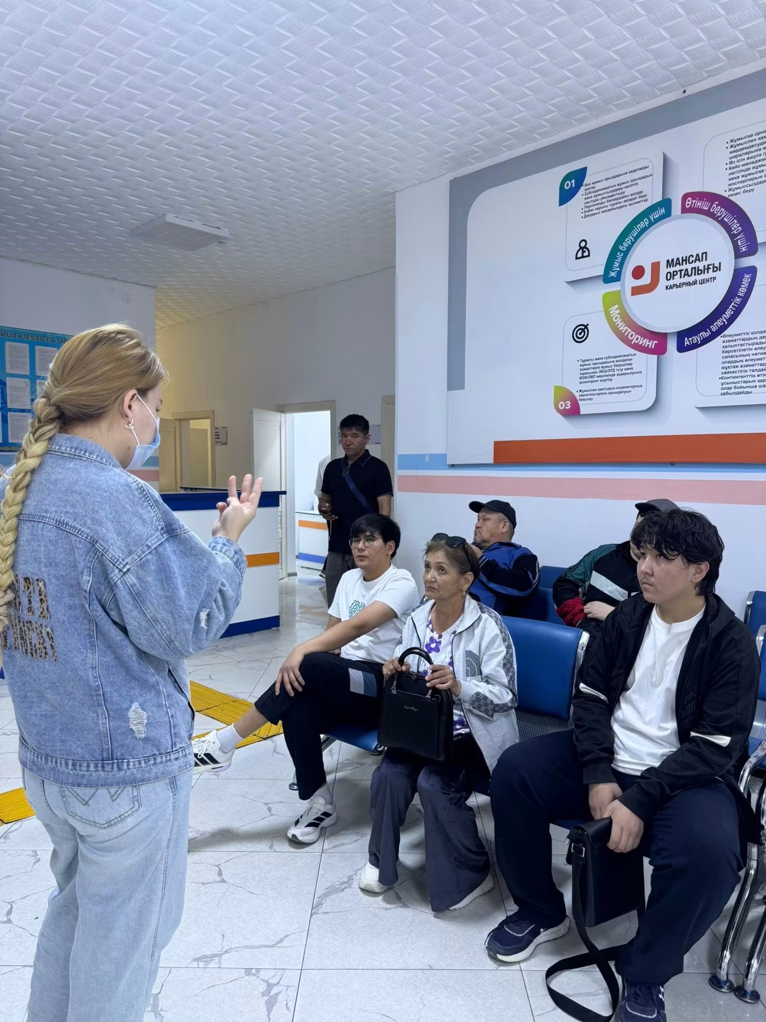 «ТҮРКІСТАН ТОҚЫМА» ЗАУЫТЫНЫҢ ӨКІЛІ ЖҰМЫС ІЗДЕУШІЛЕРМЕН КЕЗДЕСТІ