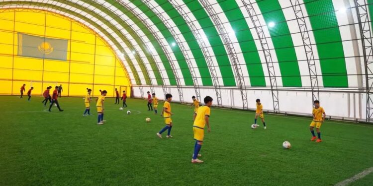 ҚАЗЫҒҰРТТАҒЫ ЗАМАНАУИ СПОРТ КЕШЕНІ АУЫЛ ЖАСТАРЫНЫҢ СПОРТҚА ДЕГЕН ҚЫЗЫҒУШЫЛЫҒЫН АРТТЫРЫП КЕЛЕДІ