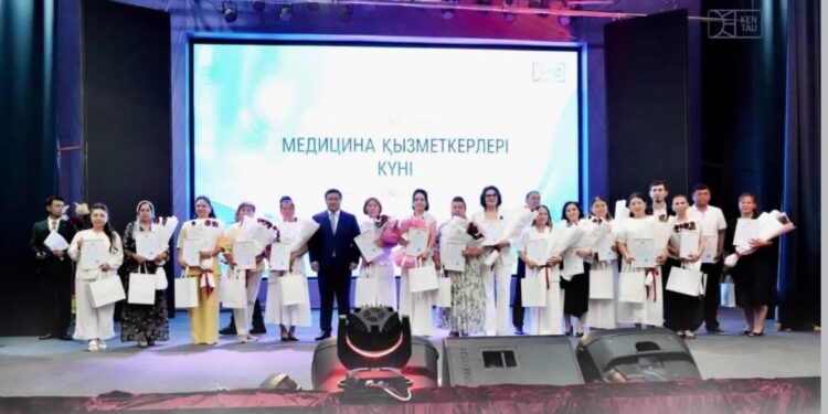 КЕНТАУДА МЕДИЦИНА ҚЫЗМЕТКЕРЛЕРІНІҢ КӘСІБИ МЕРЕКЕСІ САЛТАНАТТЫ ТҮРДЕ АТАП ӨТІЛДІ