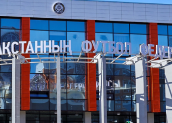 АСТАНАДА ФУТБОЛ ҚАҚПАСЫ БАЛАНЫҢ ҮСТІНЕ ҚҰЛАП КЕТТІ
