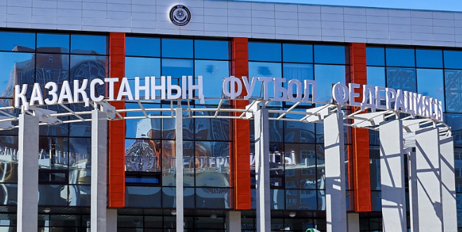 АСТАНАДА ФУТБОЛ ҚАҚПАСЫ БАЛАНЫҢ ҮСТІНЕ ҚҰЛАП КЕТТІ