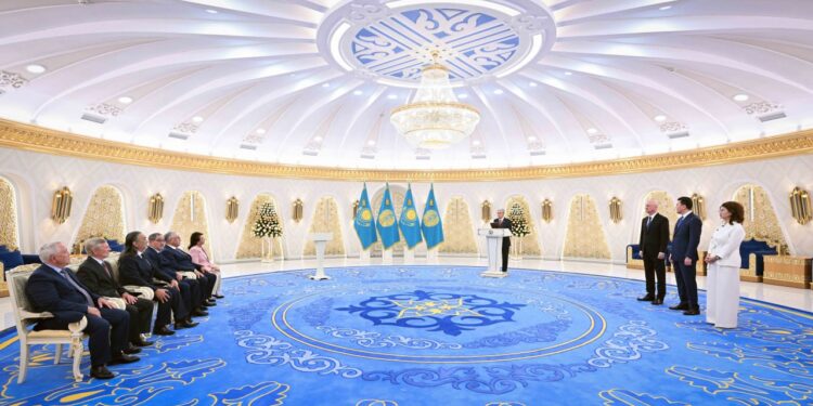 ТОҚАЕВ БІР ТОП ҚОҒАМ ҚАЙРАТКЕРІН МЕМЛЕКЕТТІК НАГРАДАЛАРМЕН МАРАПАТТАДЫ